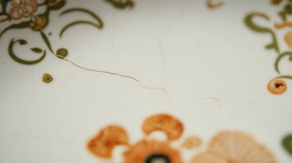 Fissures et craquelures : astuces pour évaluer votre faïence